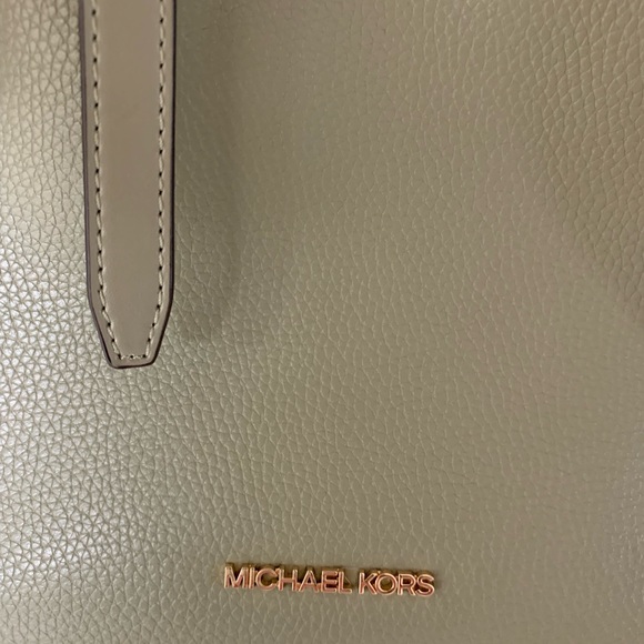 Michael Kors Emilia LARGE PEBBLED TOTE
• Fits 13” laptop - Picture 2 of 7